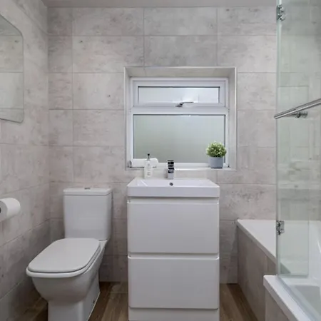 Prime Location, Modern 2br House * Sheffield