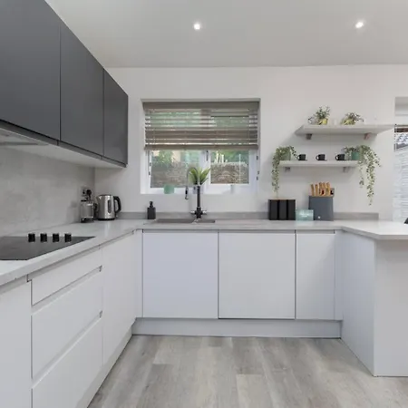 Prime Location, Modern 2br House *