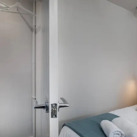 Prime Location, Modern 2br House Holiday home Sheffield
