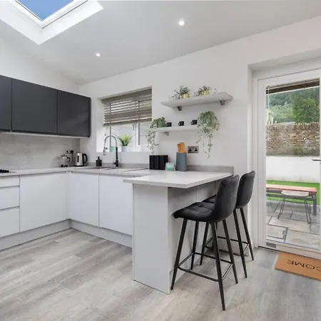 Prime Location, Modern 2br House Holiday home Sheffield
