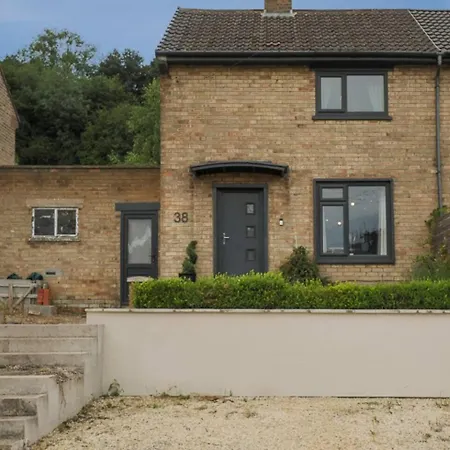 Prime Location, Modern 2br House Holiday home *